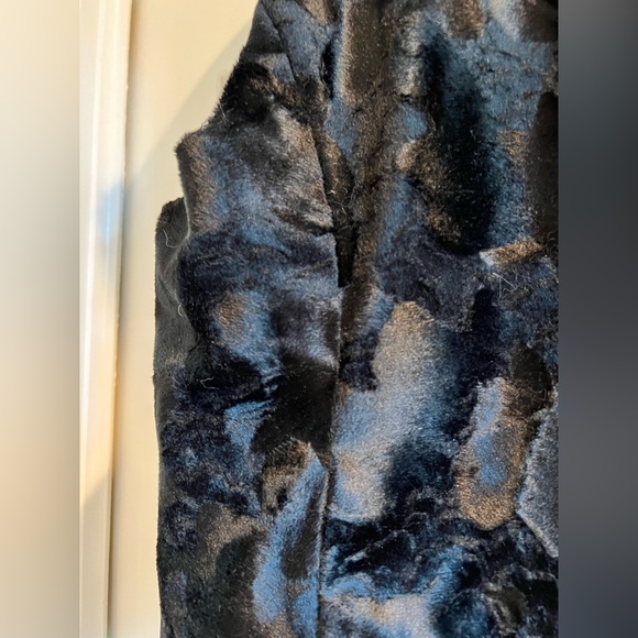 Italian Made AMATI Black Vest, Zip Front, Faux Fur Outside with POCKETS - Picture 6 of 13